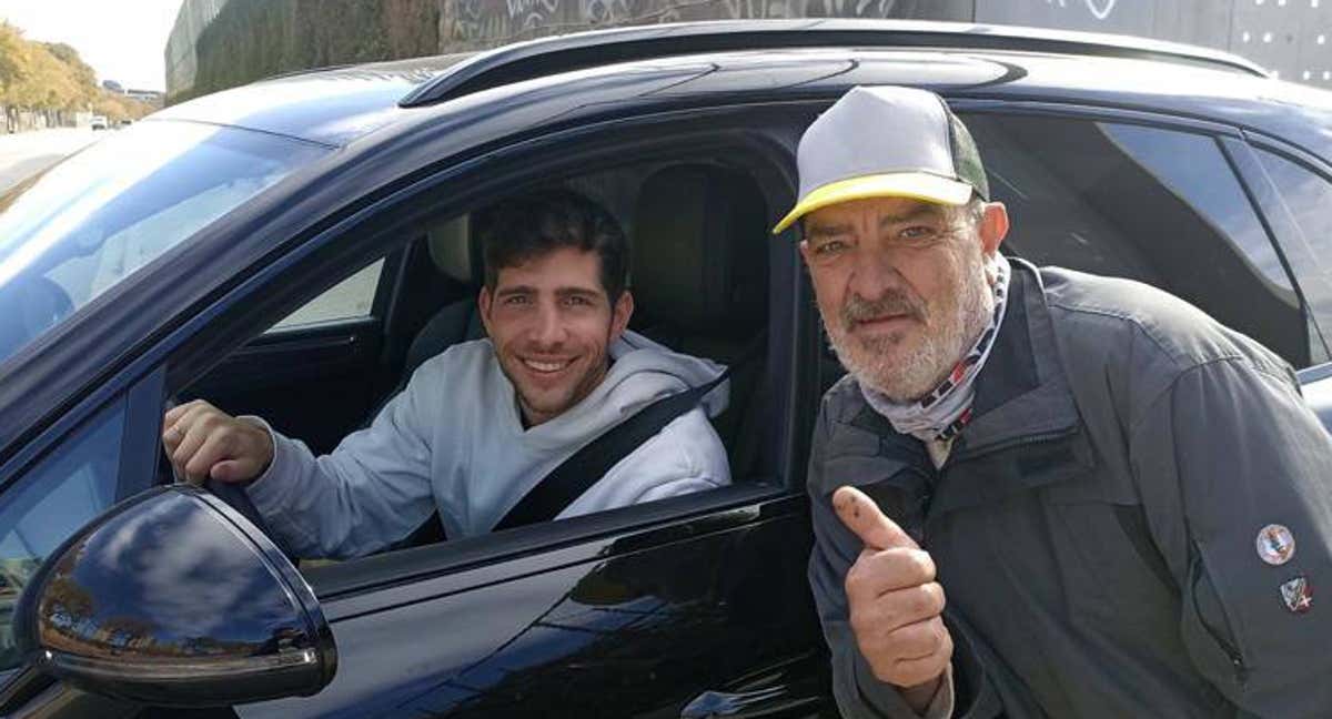 Sergi Roberto, junto a Juan Carlos, Tiktoker siempre presente en la Ciutat Esportiva. /TIK TOK @ALAD_BARCELONA