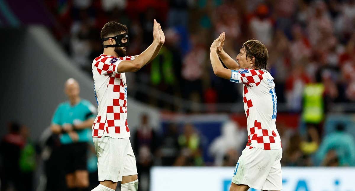 Josko Gvardiol y Luka Modric celebran la clasificación de Croacia para octavos. /REUTERS