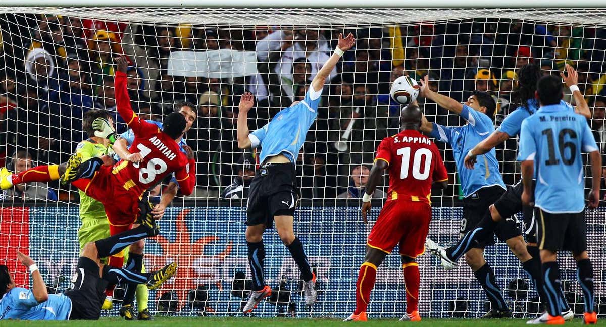 Luis Suárez despeja con las manos un remate de Adiyiah en el último minuto del Ghana-Uruguay del Mundial 2010.