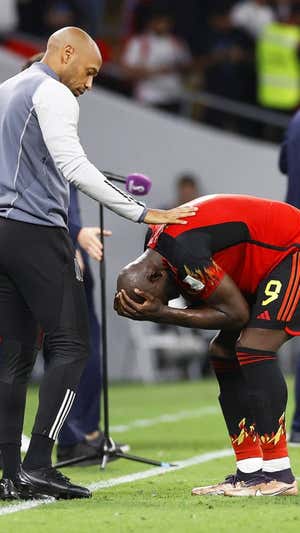 Henry consuela a Lukaku al final del partido.  EFE