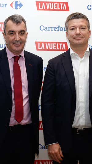 Javier Guillén, director de La Vuelta, y Alexandre de Palmas, director ejecutivo de Carrefour España. Óscar J.Barroso/AFP7 / Europa Press