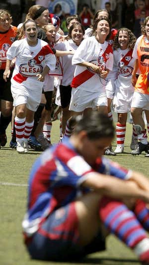 Las jugadoras del Rayo Vallecano Femenino tras conseguir la Copa del Rey 2008 ante el Levante.  EFE