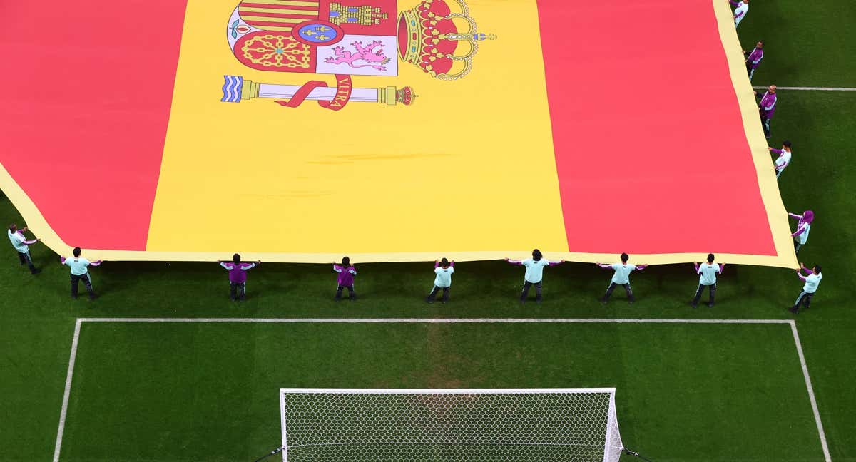 La bandera española en el campo antes de comenzar el partido Japón - España del Mundial./REUTERS / PAUL CHILDS