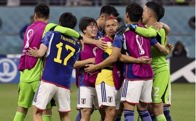 Los jugadores japoneses celebran la victoria ante España. EP