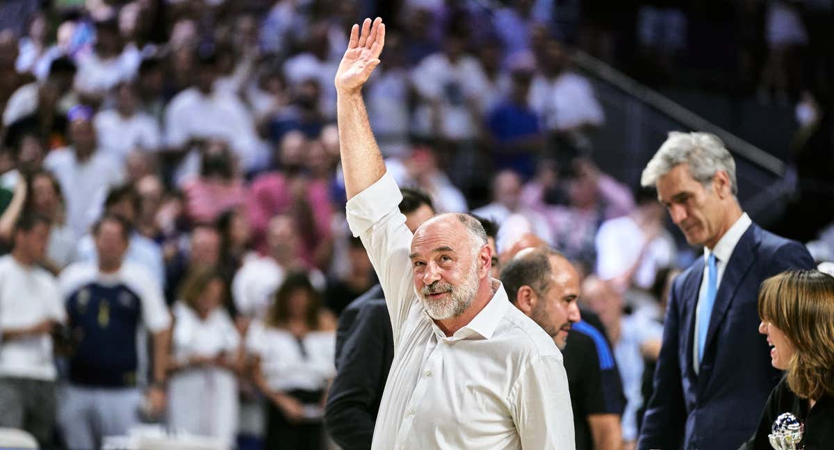 Pablo Laso saluda al público del WiZink Center. /REUTERS
