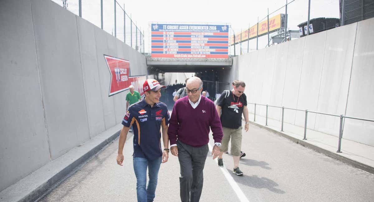 Marc Márquez y Carmelo Ezpeleta, en una imagen de la temporada 2016 de MotoGP.