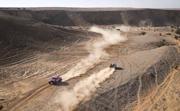 Dos competidores cruzan sus caminos en el Dakar 2022.  ASO/DPPI