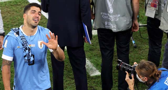 Drama en Uruguay: se despide con bronca arbitral, el monitor del VAR por los suelos y el llanto de Suárez