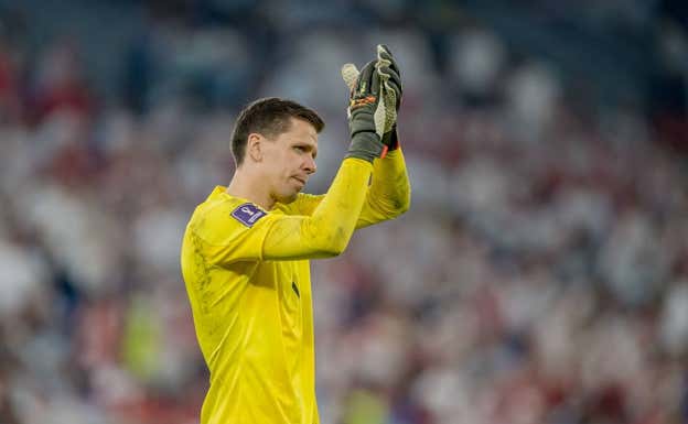 Szczesny aplaude a la afición polaca.  GETTY