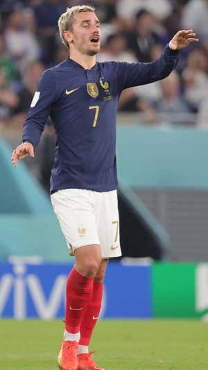 Antoine Griezmann da instrucciones a sus compañeros. AFP
