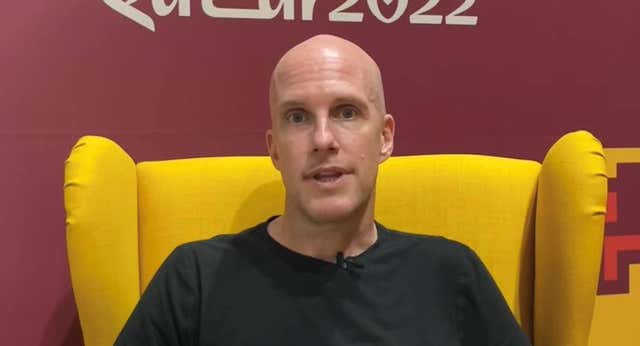 El periodista que fue retenido por una camiseta con el arcoíris: «No era para provocar»