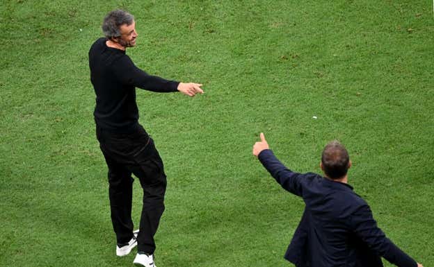 Luis Enrique bromeando con Hansi Flick, seleccionador alemán  GETTY IMAGES