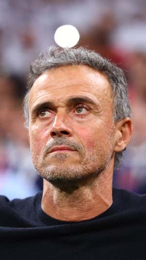 Luis Enrique escuchando el himno nacional de España  GETTY IMAGES