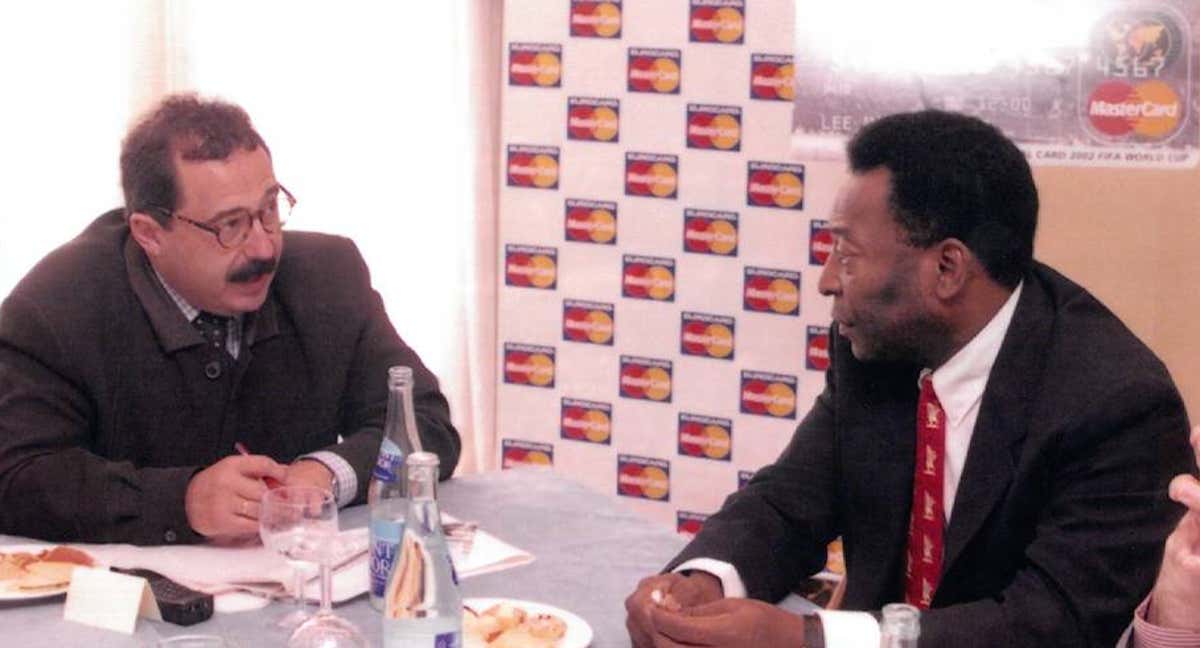 Enrique Ortego, junto a Pelé.