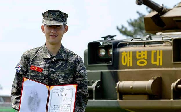 Son, con el diploma que le acredita haber pasado el servicio militar coreano. GETTY