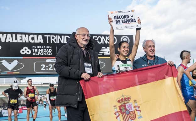 Juan Roig celebrando el récord de España de Galimany.  Maratón Valencia