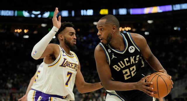 La vuelta de Khris Middleton abre un abanico de opciones a los Bucks