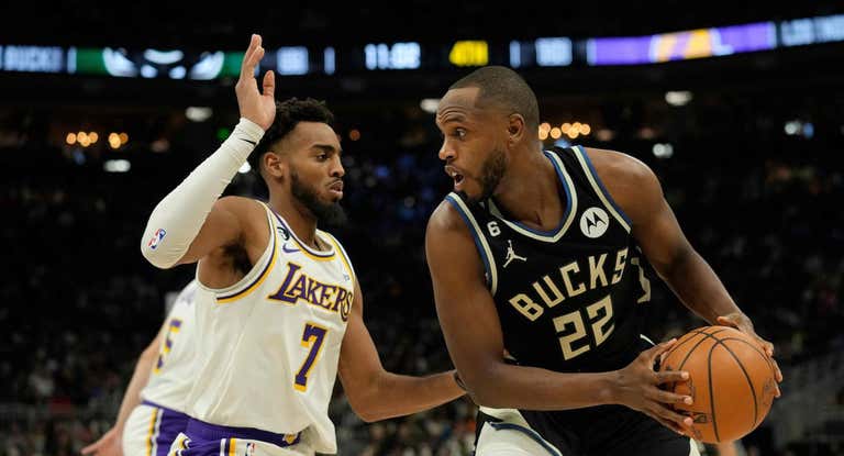 Khris Middleton, durante el partido de debut esta temporada ante los Lakers.