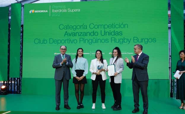 Ángela Calvo, capitana Pingüinas de Burgos recibe el premio Supera Competición de manos de Ignacio Galán, presidente ejecutivo de Iberdrola, en presencia de José Manuel Franco, presidente del CSD.  Ferugby