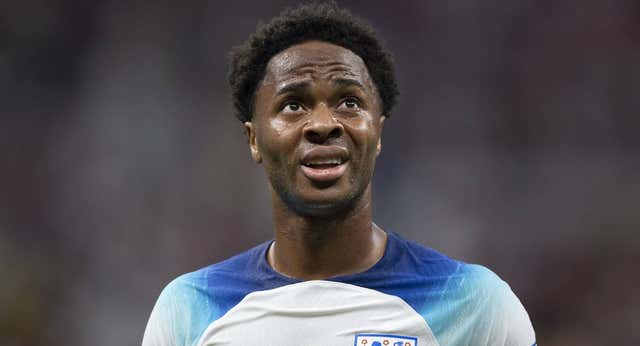Asaltan la casa de Sterling con su familia dentro y se vuelve a Inglaterra