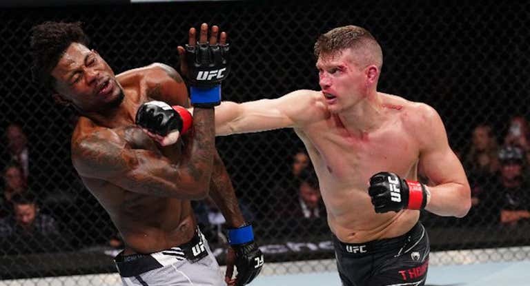 Stephen Thompson golpea a Kevin Holland durante su combate en Orlando.