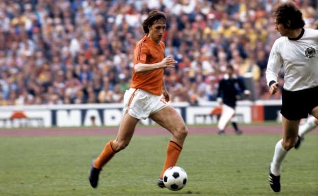 Cruyff luce su camiseta de Adidas con solo dos rayas durante el Mundial de 1974.  GETTY