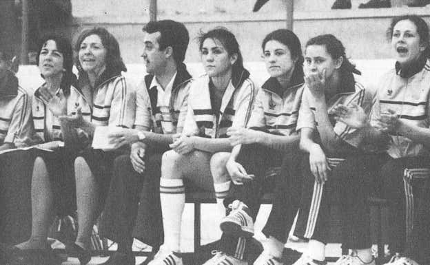 María Planas aplaude una acción de sus jugadoras. FEB
