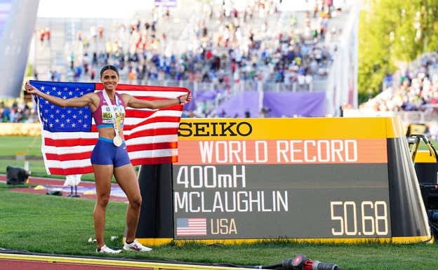 McLaughlin, con su medalla de oro y el récord del mundo que consiguió el Oregón. GETTY