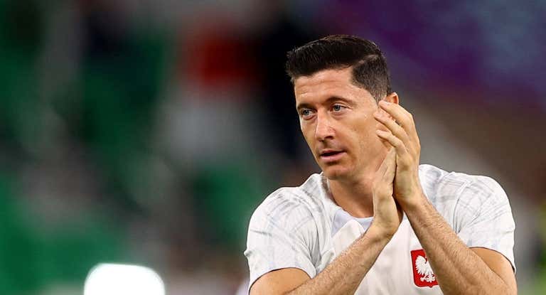 Robert Lewandowski aplaude tras caer eliminado contra Francia.
