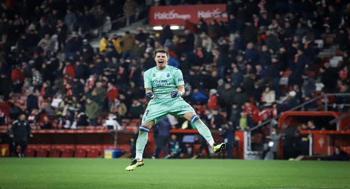 Álex Domínguez, portero de Las Palmas, celebra el triunfo en El Molinón/REAL SPORTING