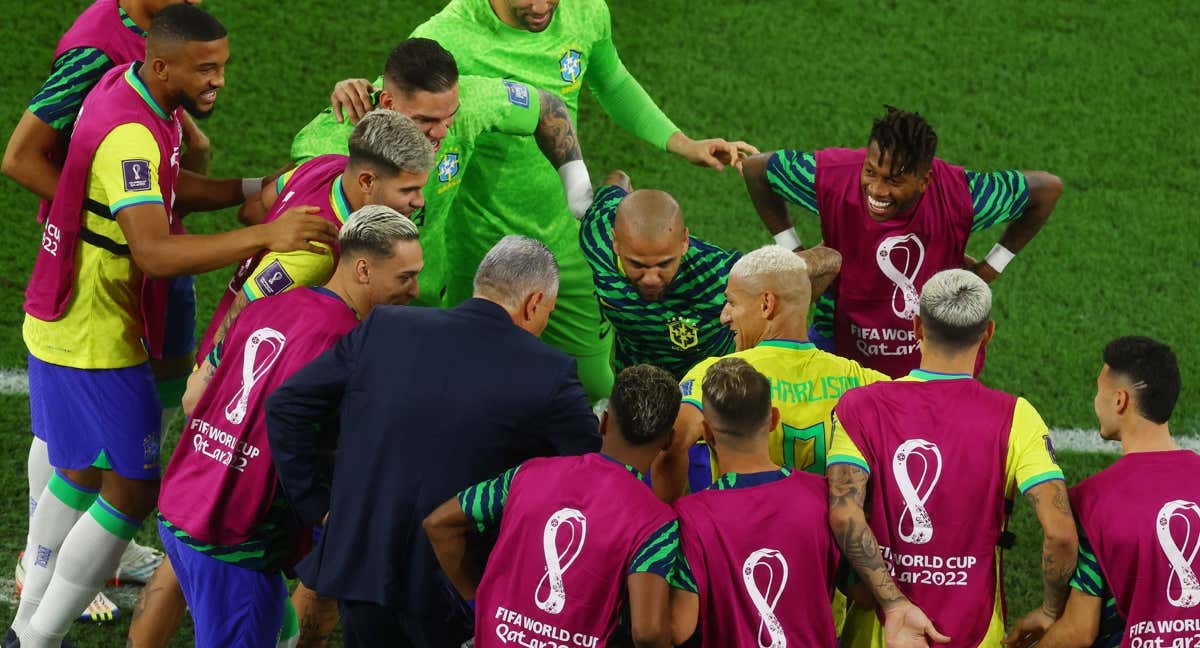 Los jugadores brasileños celebran junto a su entrenador, Tite
