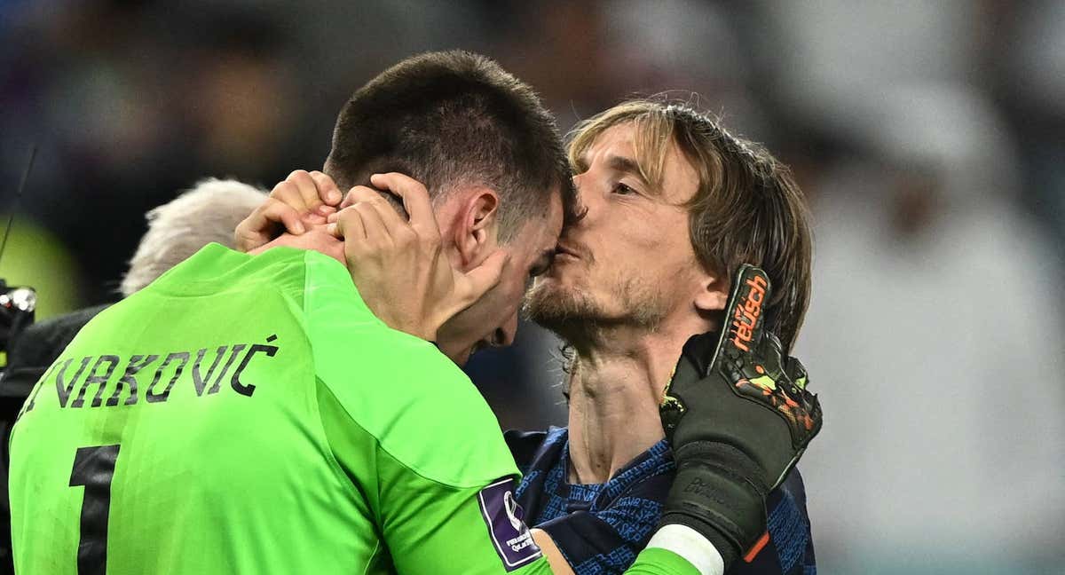 Modric besa la cabeza de Livakovic tras meter a Croacia en cuartos. /REUTERS