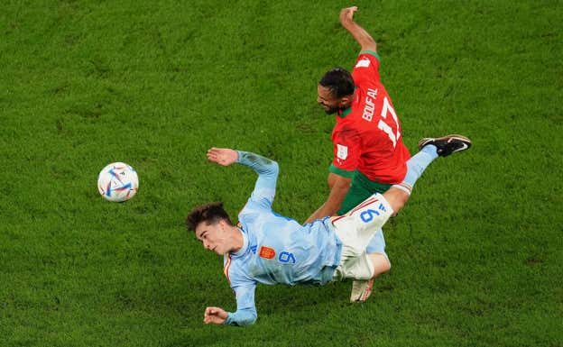 Gavi, en una acción en la que lo dio todo ante Boufal.  AFP