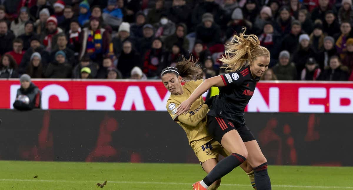 Aitana pugna por un balón con Viggosdottir durante el Bayern - Barça. /Getty