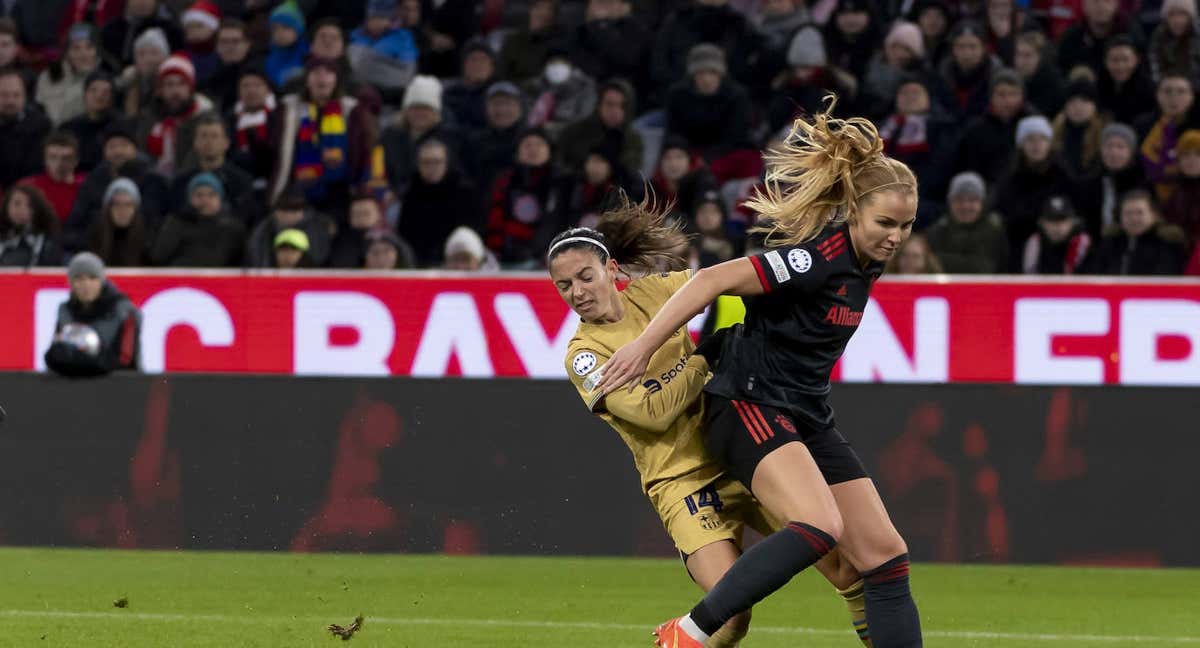 Aitana pugna por un balón con Viggosdottir durante el Bayern - Barça.