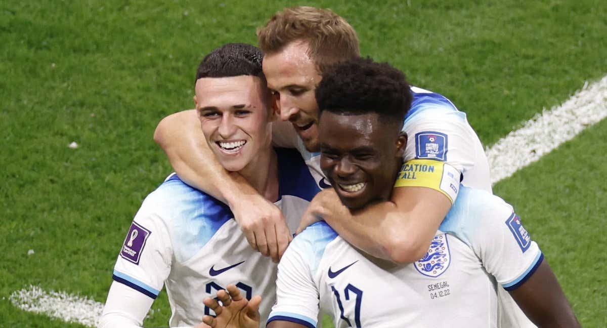 Foden, Kane y Saka, tres jugadores de la Premier League, celebran un gol con Inglaterra en este Mundial. /EFE