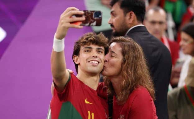 Joao Félix se hace un 'selfie' con su madre tras el triunfo ante Suiza.  INSTAGRAM JOAO FÉLIX