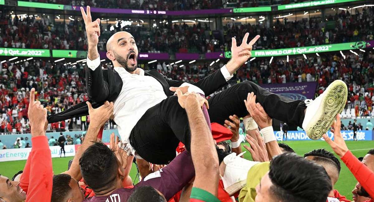 Walid Regragui, seleccionador de Marruecos, es manteado tras eliminar a España en el Mundial de Catar. /FEDERACIÓN MARROQUÍ
