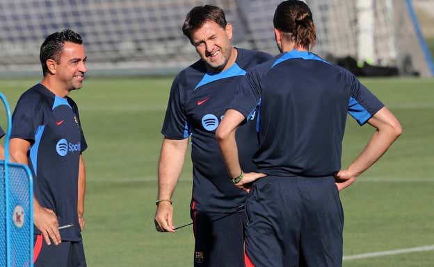 Xavi, junto a parte de su cuerpo técnico durante un entrenamiento esta temporada.  GETTY