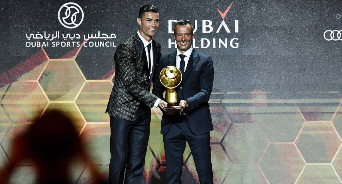 Mendes y Cristiano Ronaldo recibiendo un premio en Dubai.