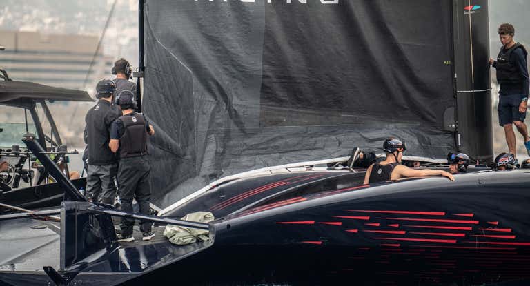 El Alinghi Red Bull, con la mayor a ras de cubierta sin botavara.
