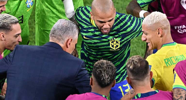 El seleccionador brasileño, Tite, baila con sus jugadores tras un gol.