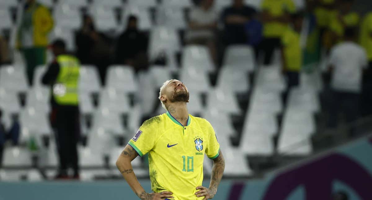 Neymar lamenta la eliminación de Brasil frente a Croacia en el Education City Stadium./EFE