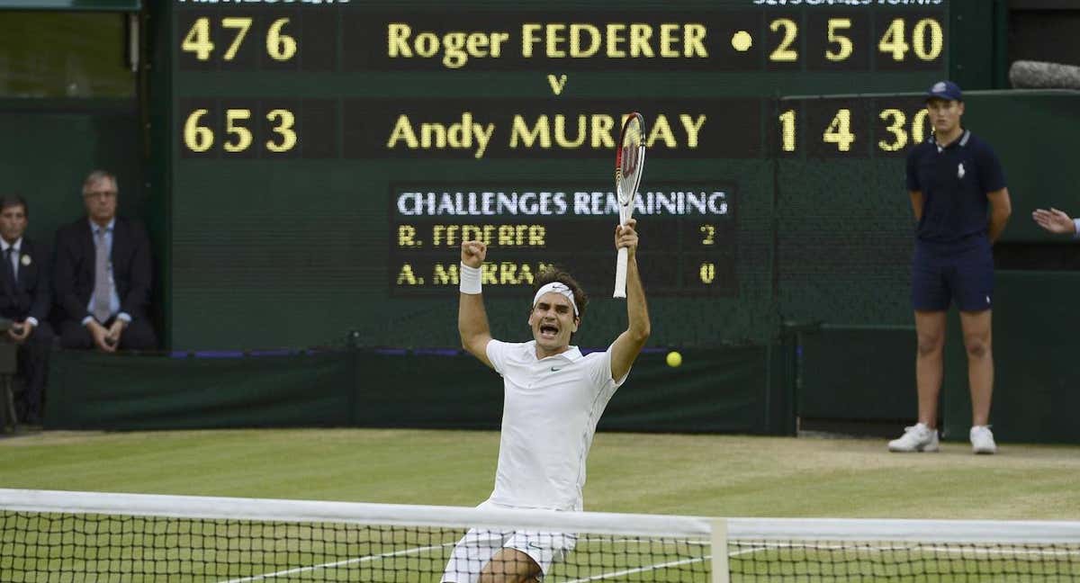 Roger Federer celebra su título de Wimbledon 2012.
