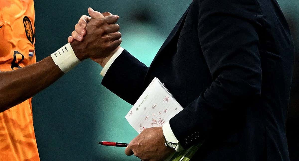 Libreta de Van Gaal tras la jugada que empató el partido ante Argentina en el Mundial de Catar.