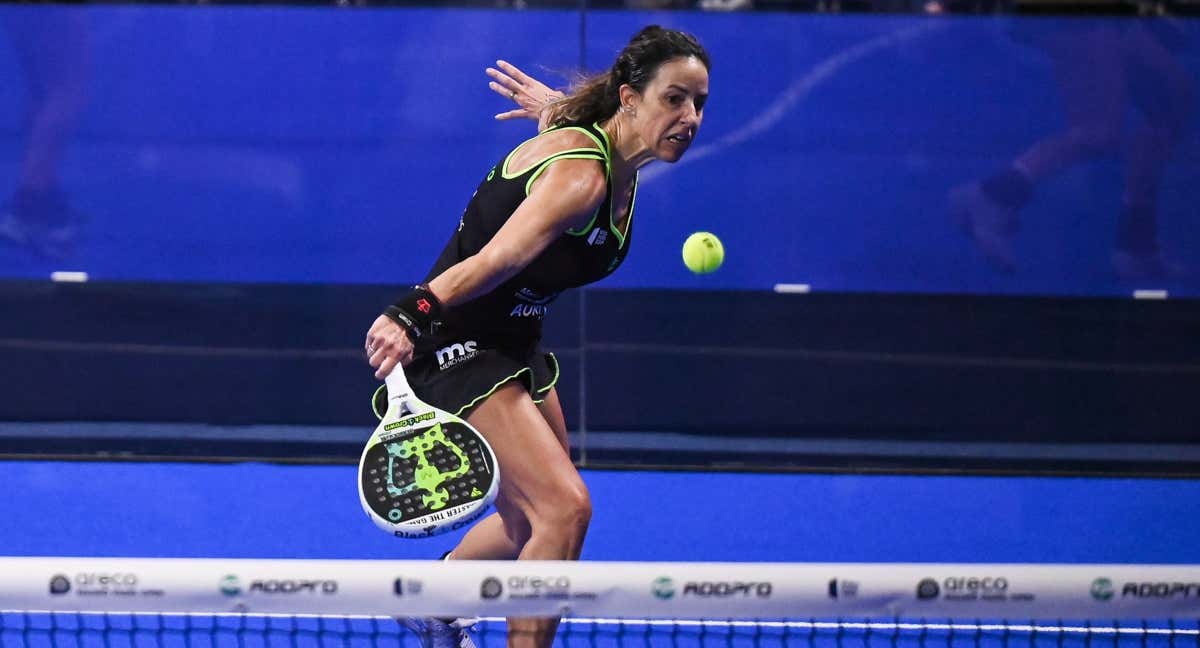 Marta Marrero voleando en un partido.