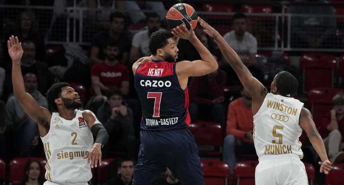 Pierriá Henry lanza a canasta durante el Baskonia - Bayern de Múnich. /EFE