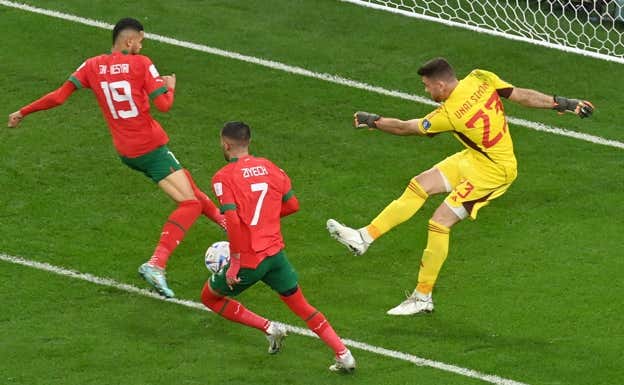Unai Simón saca el balón jugado ante la defensa marroquí.  EFE