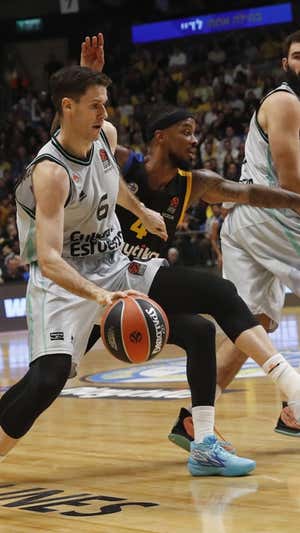 Xabi López-Arostegui durante una acción ante Lorenzo Brown.  EFE