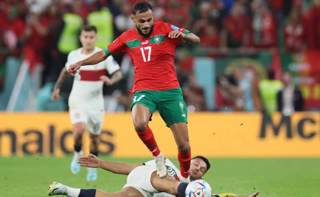 Boufal gambetea a Gonçalo Ramos. AFP